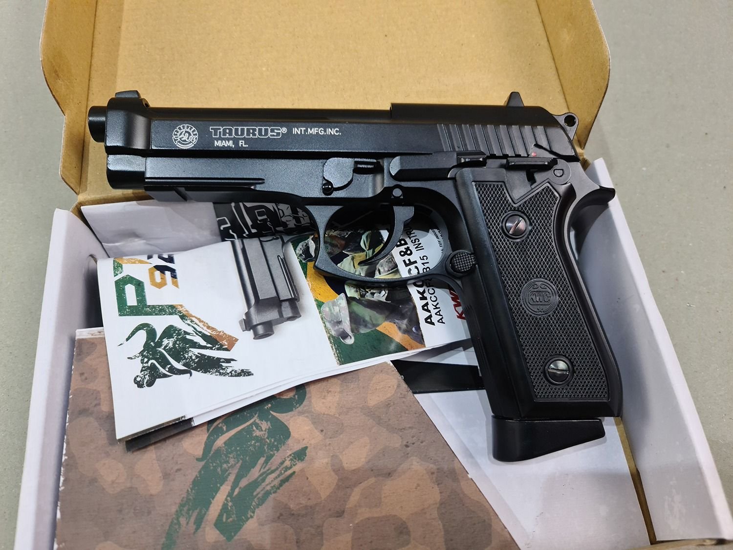 PT 92 TAURUS BLOWBACK FULL AUTO FREE GAS 5 BOTOL DAN GOTRI 300 BUTIR - Gambar 4